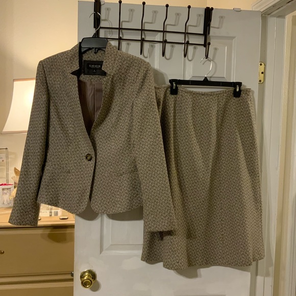 Women’s 2 pc Skirt Suit.  SKIRT 28 1/2  width 16 1/2  JACKET: 63 in Waist 37 1/2 - Picture 3 of 6